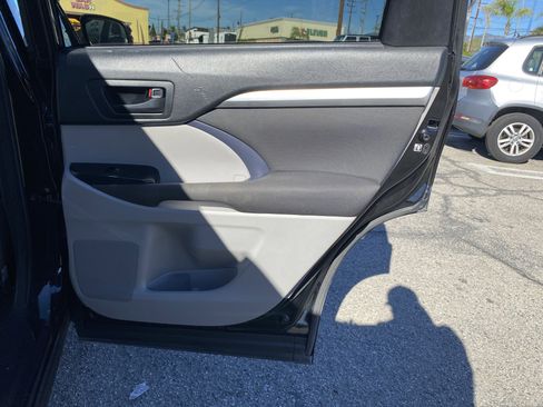 Used 2018 Toyota Highlander LE w/ Carpet Mat Package (TMS) image 25