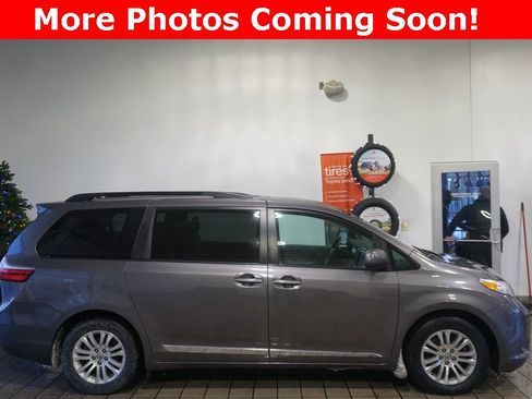 Used 2017 Toyota Sienna XLE image 2