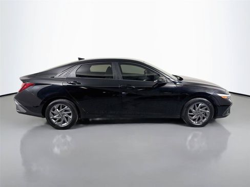 Used 2024 Hyundai Elantra SEL FWD image 4