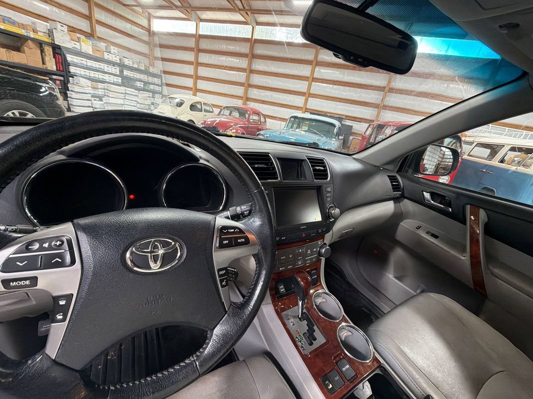 Used 2011 Toyota Highlander Limited w/ Tow Pkg AWD/4WD image 13