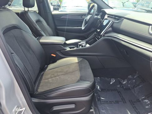 Used 2024 Jeep Grand Cherokee Altitude AWD/4WD image 24