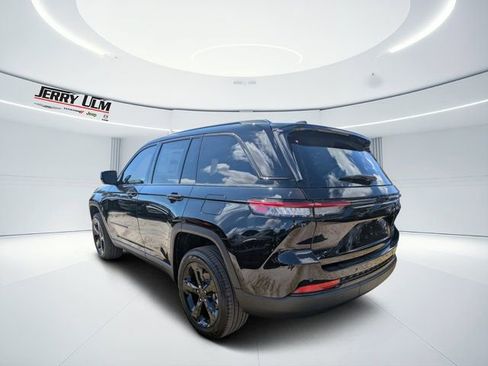 New 2025 Jeep Grand Cherokee Limited w/ Black Appearance Package image 5