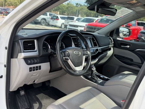 Used 2018 Toyota Highlander Limited Platinum FWD image 16