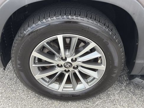 Used 2019 Toyota Highlander XLE FWD image 13