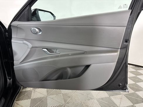 Used 2025 Hyundai Elantra SE FWD image 28