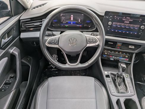 Used 2025 Volkswagen Jetta SE FWD image 13