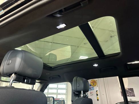 Used 2025 Land Rover Defender 110 X image 39