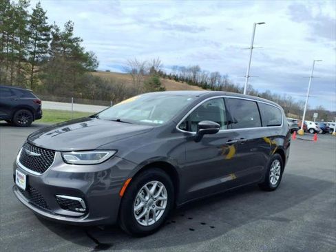 Used 2023 Chrysler Pacifica Touring-L FWD image 4