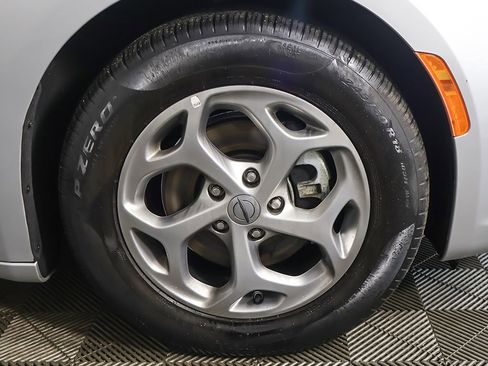 Used 2024 Chrysler Pacifica Limited FWD image 25