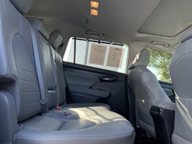 Used 2025 Toyota Highlander XLE FWD image 34