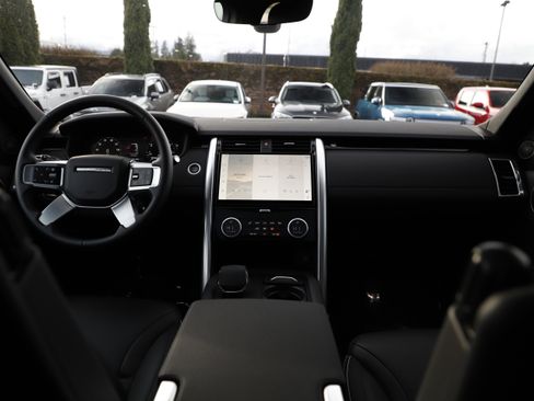 Certified 2025 Land Rover Discovery S image 14