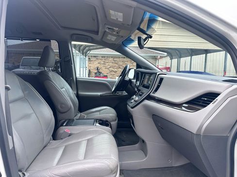 Used 2015 Toyota Sienna XLE w/ XLE Navigation Package FWD image 14