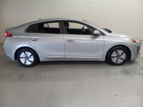 Used 2022 Hyundai Ioniq SE image 2