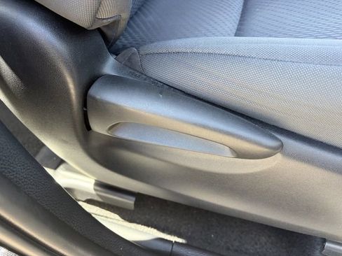 Used 2019 Toyota Highlander LE FWD image 12
