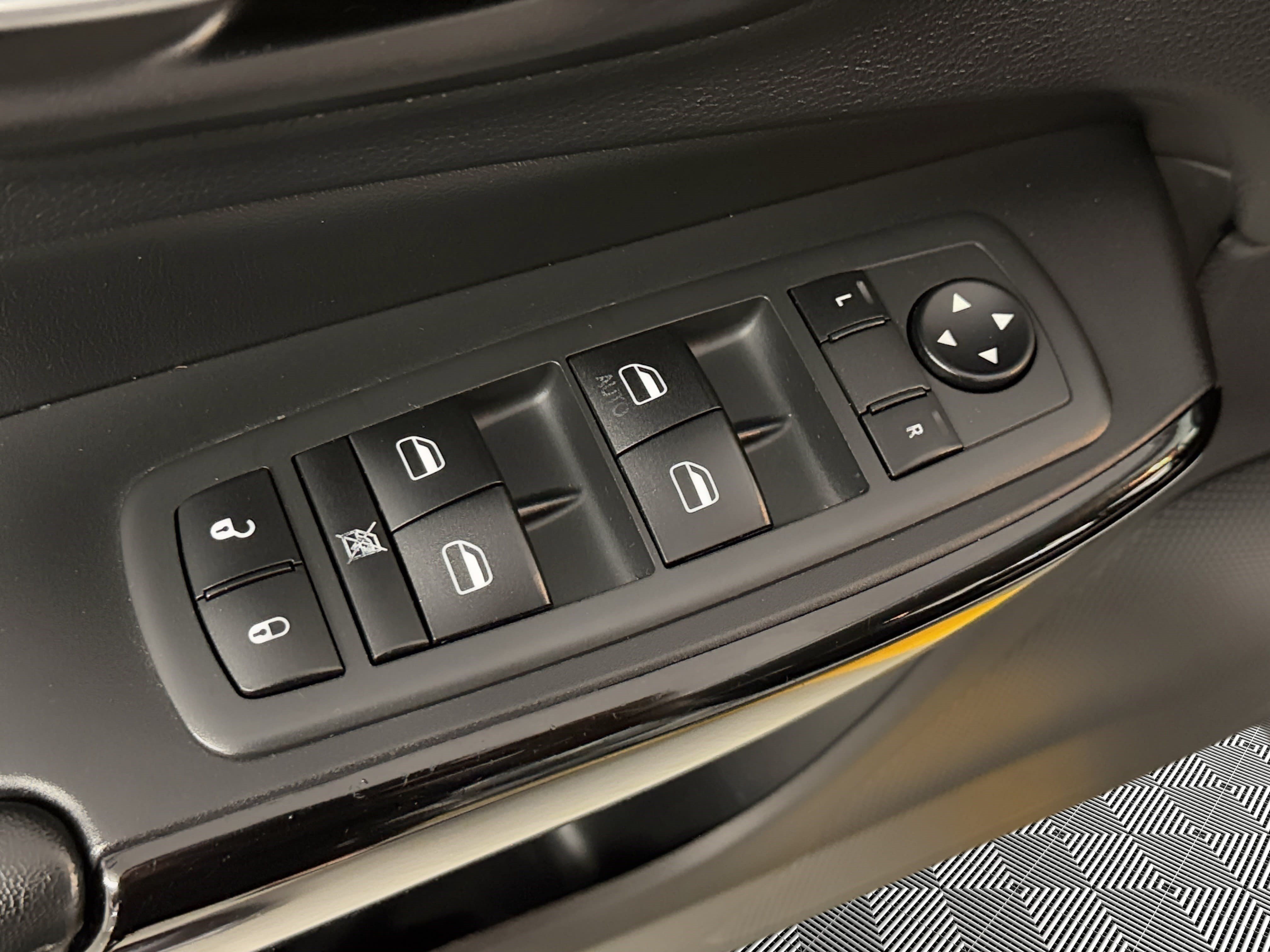 Used 2021 Jeep Cherokee Latitude Plus FWD image 15