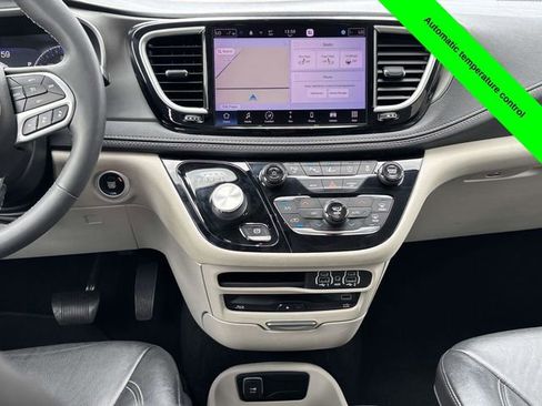 Used 2022 Chrysler Pacifica Touring-L w/ Uconnect Theater Family Group FWD image 33