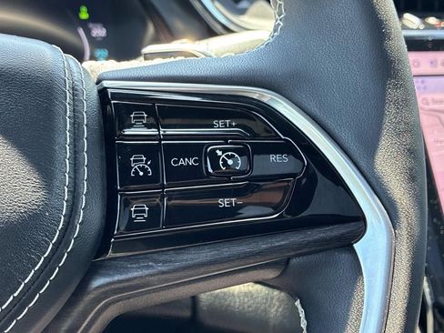 Used 2023 Jeep Grand Cherokee Overland w/ Luxury Tech Group IV AWD/4WD image 29