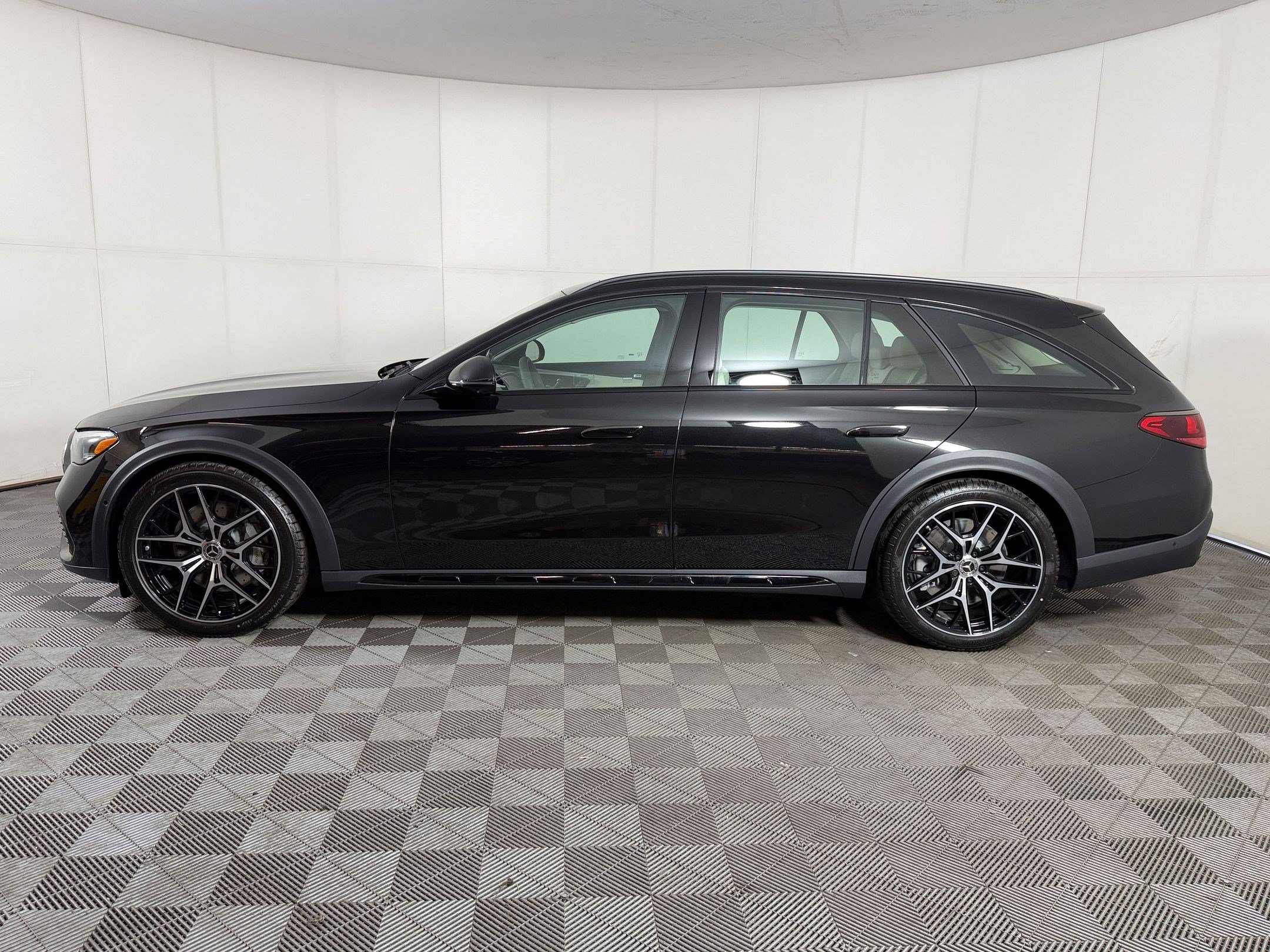 New 2027 Mercedes-Benz E 450 4MATIC All-Terrain Wagon image 2