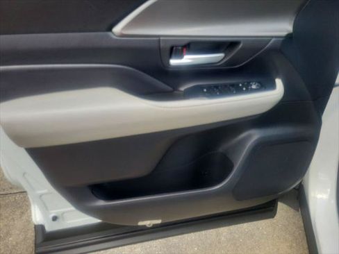 Certified 2024 Toyota Grand Highlander XLE FWD image 12