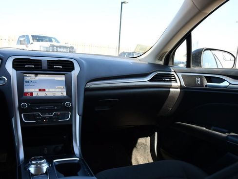 Used 2018 Ford Fusion SE w/ Fusion SE Technology Package FWD image 16