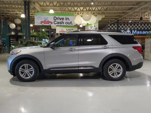 Used 2022 Ford Explorer XLT image 11