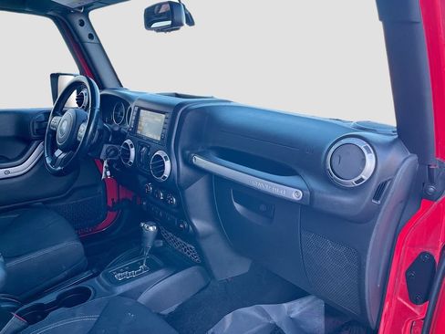 Used 2015 Jeep Wrangler Unlimited Sahara w/ Dual Top Group AWD/4WD image 25