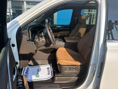 Used 2023 Cadillac Escalade Premium Luxury AWD/4WD image 9