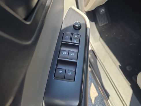 Used 2018 Toyota Highlander Plus FWD image 14