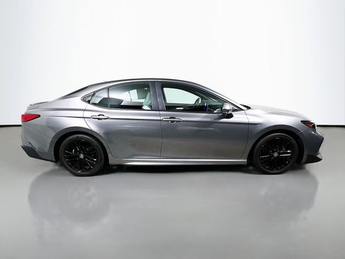 Used 2025 Toyota Camry SE image 3