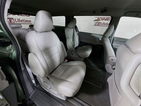 Certified 2020 Toyota Sienna L image 30