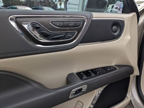 Used 2019 Lincoln Continental Reserve image 11