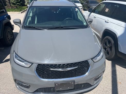 Used 2022 Chrysler Pacifica Touring-L FWD image 2