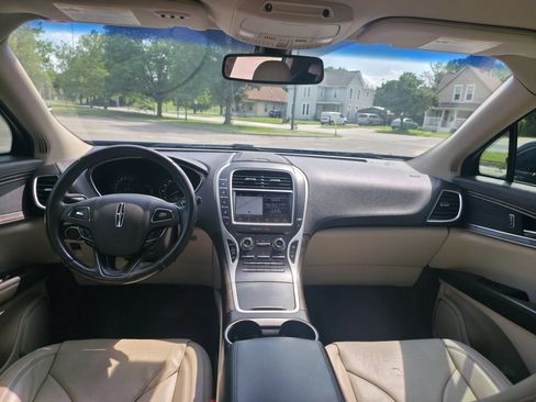 Used 2017 Lincoln MKX Reserve w/ Lincoln MKX Climate Package FWD image 9