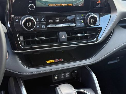 Used 2025 Toyota Highlander XLE FWD image 19