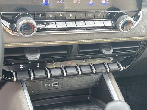 Used 2025 Chevrolet Colorado ZR2 w/ Midnight Edition image 18