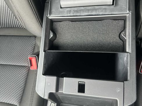 Used 2022 Ford Explorer XLT image 38