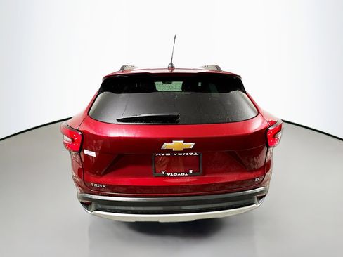 Used 2025 Chevrolet Trax LT w/ LT Convenience Package image 6