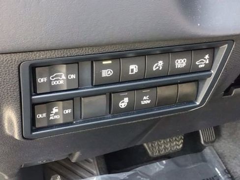 Used 2025 Toyota Sequoia Platinum image 25