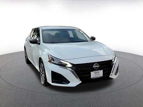 Used 2025 Nissan Altima 2.5 SV image 3