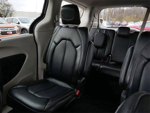 Used 2024 Chrysler Pacifica Touring-L image 13