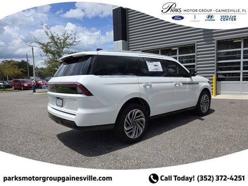 New 2025 Lincoln Navigator Reserve AWD/4WD image 3