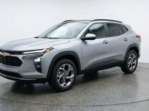Used 2025 Chevrolet Trax LT image 2