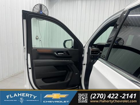 Used 2025 GMC Yukon XL Denali AWD/4WD image 8