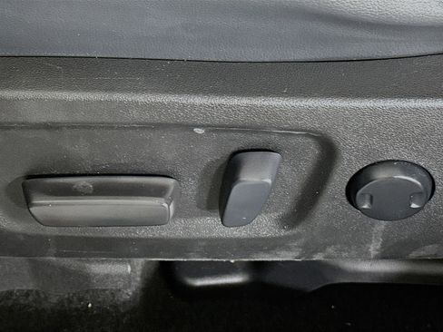 Used 2019 Toyota Highlander XLE FWD image 13