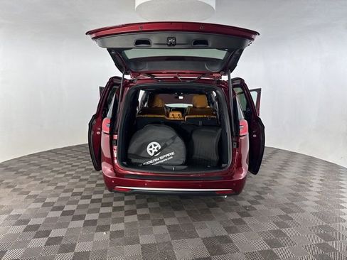 Used 2023 Chrysler Pacifica Pinnacle image 15