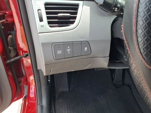 Used 2013 Hyundai Elantra FWD image 12