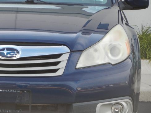 Used 2011 Subaru Outback 2.5i Premium w/ All-Weather Pkg AWD/4WD image 9
