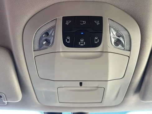 Used 2021 Chrysler Pacifica Touring-L FWD image 21