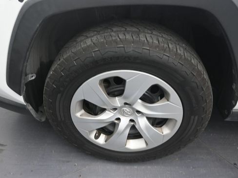 Used 2021 Toyota RAV4 LE FWD image 9