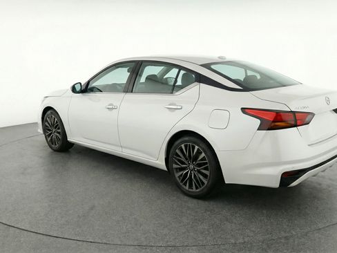 Used 2025 Nissan Altima 2.5 SV FWD image 6